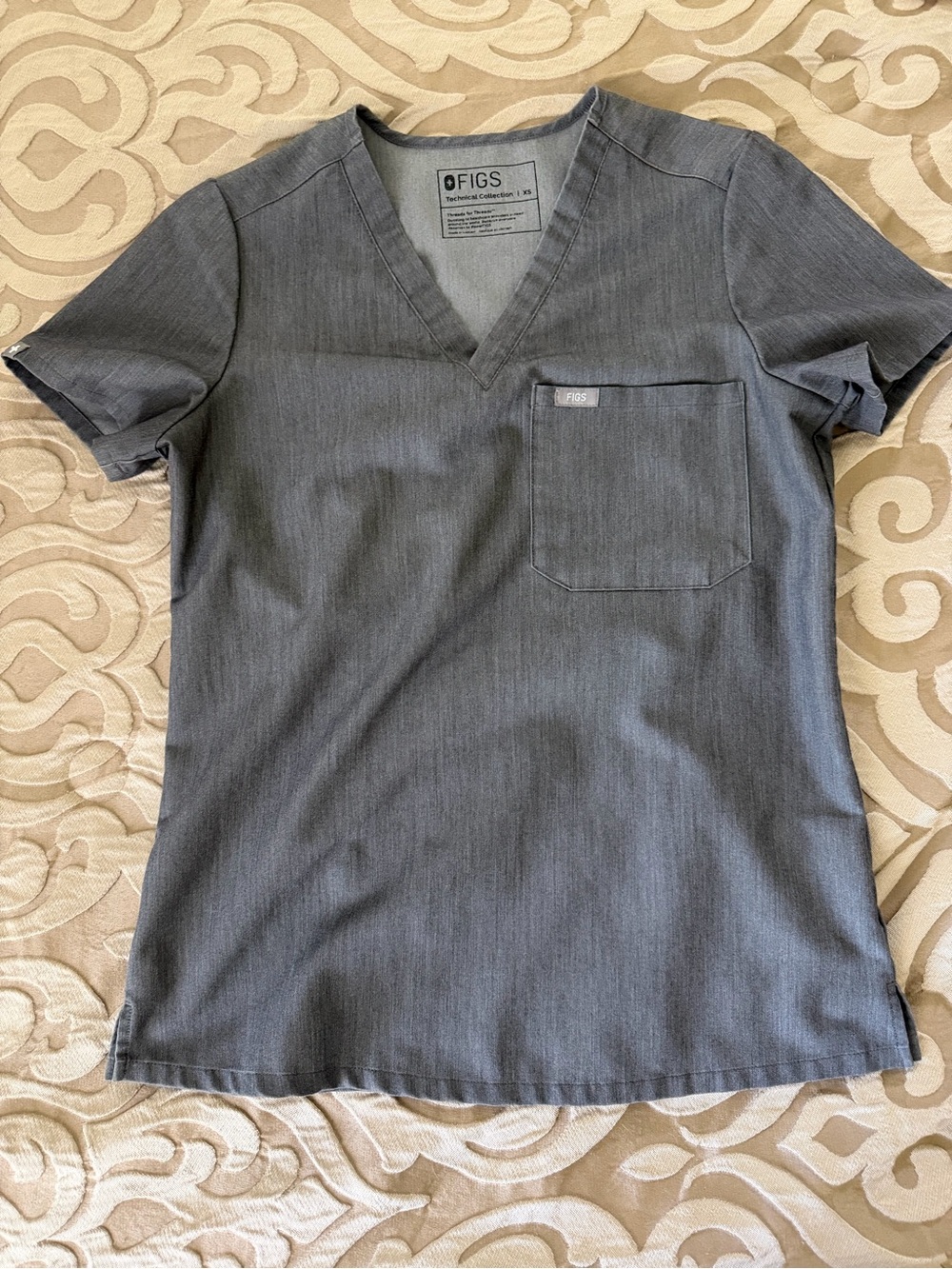 Figs Women's Short Sleeve V-Neck Scrub Top - Gray
